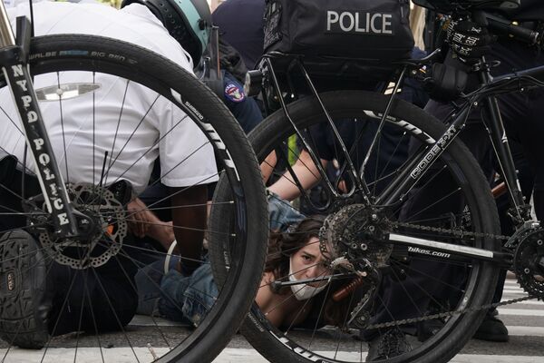 Cảnh sát dẫn người bị tạm giữ trong cuộc biểu tình ở New York - Sputnik Việt Nam