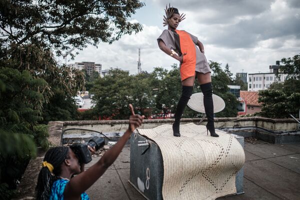Nhiếp ảnh gia người Kenya Barbara Minishi và nhà tạo mẫu thời trang Wambui Thimba trong buổi chụp hình trên sân thượng ở Nairobi, Kenya - Sputnik Việt Nam
