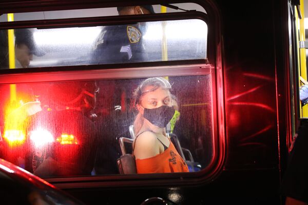 Người biểu tình đeo khẩu trang bị giam giữ trong xe buýt cảnh sát tại Trung tâm Barclay's ở Brooklyn, Hoa Kỳ - Sputnik Việt Nam