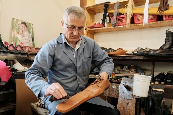 Thợ đóng giày Rumani Grigore Lup với đôi giày da cho phép duy trì khoảng cách xã hội tốt hơn - Sputnik Việt Nam