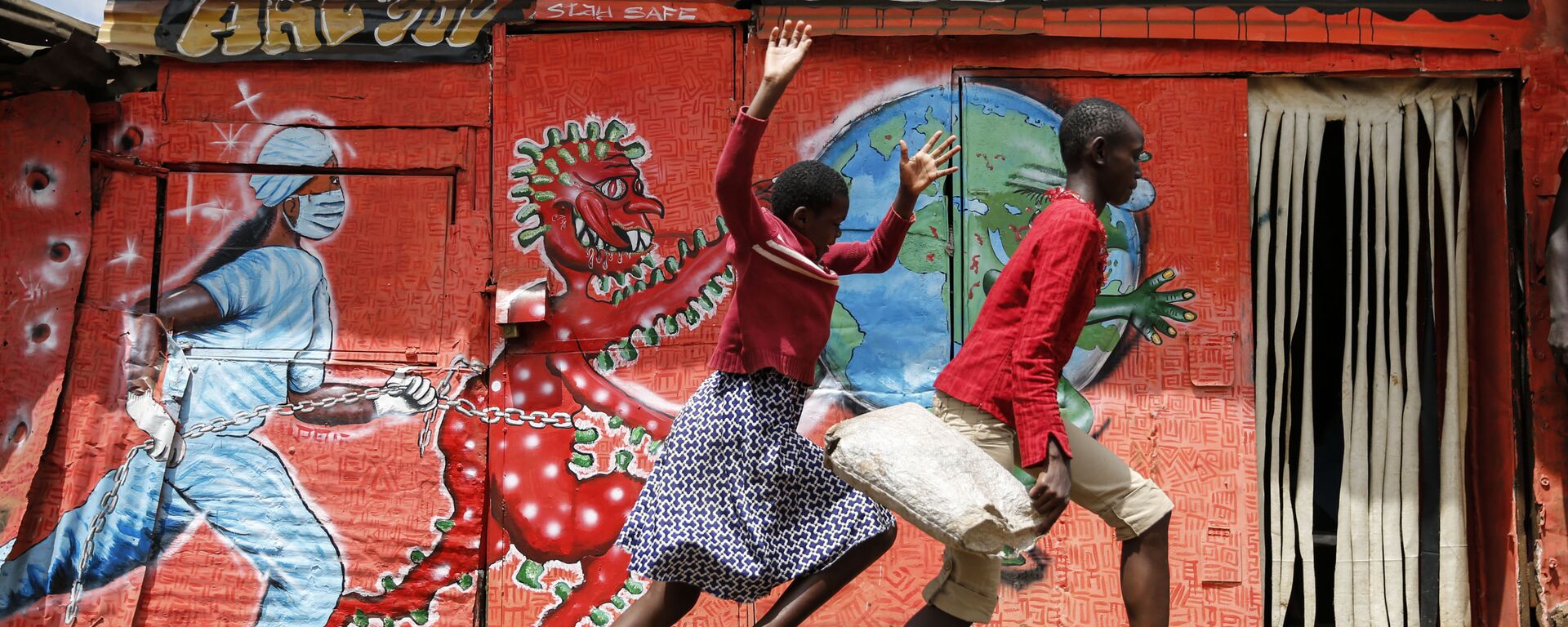 Trẻ em chạy trước tranh tường graffiti về coronavirus trong khu ổ chuột Kibera ở Nairobi, Kenya - Sputnik Việt Nam, 1920, 15.10.2021