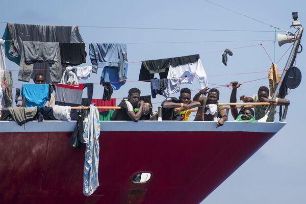 Người di cư phơi quần áo trên thuyền cách Malta 20 km - Sputnik Việt Nam