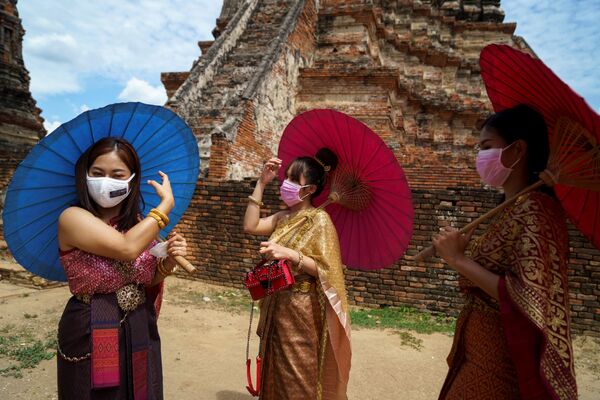 Phụ nữ đeo khẩu trang bảo hộ và trang phục truyền thống ở thành phố lịch sử Ayutthaya, Thái Lan - Sputnik Việt Nam