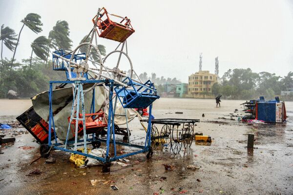 Bánh xe đu quay bị hư hỏng trên bãi biển thành phố Alibag, trên bờ biển phía tây Ấn Độ, nơi lốc xoáy Nisarga đi qua - Sputnik Việt Nam