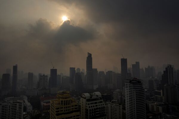 Mặt trời xuyên qua lớp khói ở Bangkok, Thái Lan - Sputnik Việt Nam