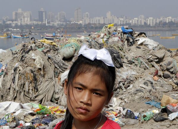Nhà hoạt động môi trường 8 tuổi Licypriya Kangujam tại bãi biển Juhu trong khi dọn rác, Mumbai, Ấn Độ - Sputnik Việt Nam