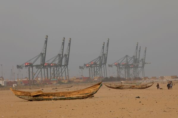 Những chiếc thuyền bị bỏ hoang trên bờ biển thủ đô Togo, bị ảnh hưởng vì nạn xói mòn bờ biển - Sputnik Việt Nam