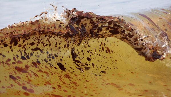Nước trộn với mảng dầu sau khi tràn ra ở vịnh Mexico - Sputnik Việt Nam