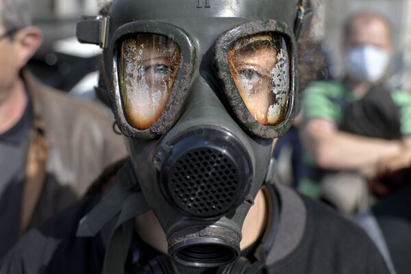 Người biểu tình mang mặt nạ phòng độc trong cuộc biểu tình ở Bucharest, Romania - Sputnik Việt Nam