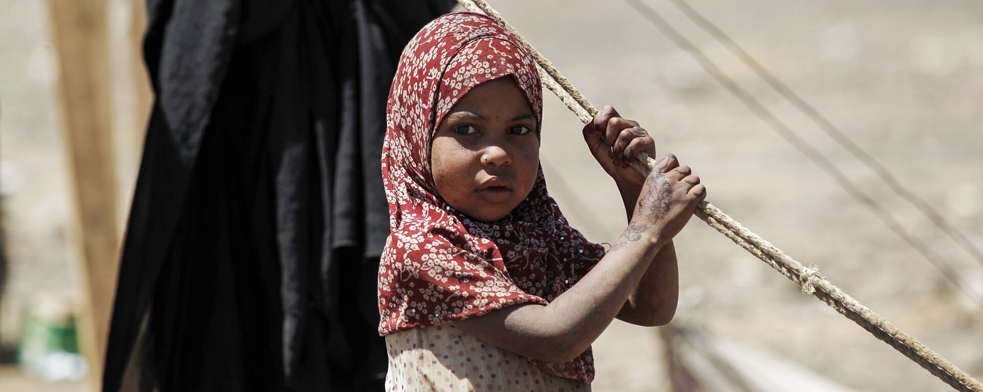 Bé gái Yemen đang chờ viện trợ nhân đạo ở Sana'a. - Sputnik Việt Nam, 1920, 24.08.2021