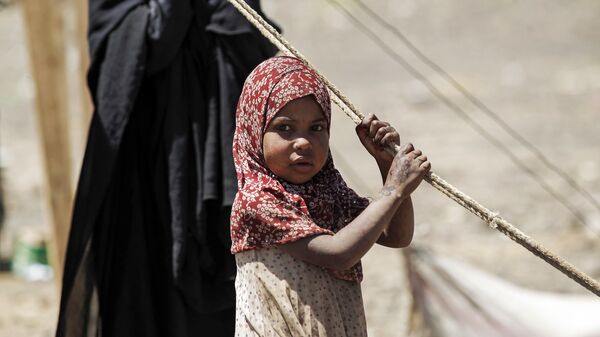 Bé gái Yemen đang chờ viện trợ nhân đạo ở Sana'a. - Sputnik Việt Nam