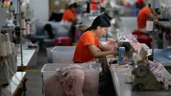 Nữ công nhân xí nghiệp may ở thành phố Đông Quan (Trung Quốc). - Sputnik Việt Nam
