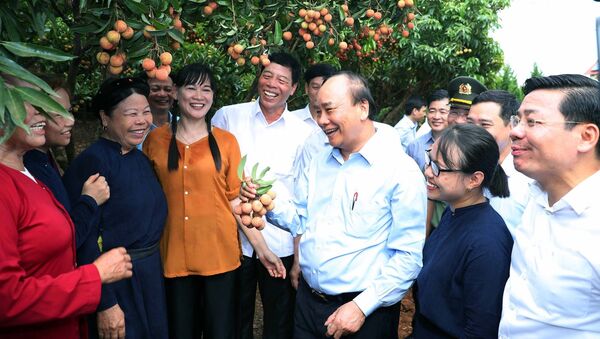 Thủ tướng Nguyễn Xuân Phúc nói chuyện thân mật với nhân dân địa phương khi đến thăm Vườn quả Bác Hồ - Sputnik Việt Nam