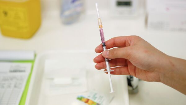 Một y tá chuẩn bị vắc-xin trong bệnh viện ở Bắc Kinh - Sputnik Việt Nam