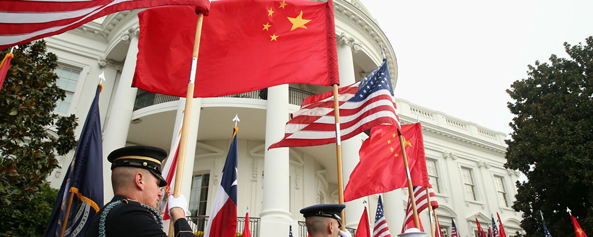 Người bảo vệ danh dự tại Nhà Trắng ở Washington với cờ của Hoa Kỳ và Trung Quốc. - Sputnik Việt Nam, 1920, 14.04.2021