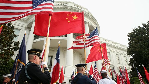 Người bảo vệ danh dự tại Nhà Trắng ở Washington với cờ của Hoa Kỳ và Trung Quốc. - Sputnik Việt Nam