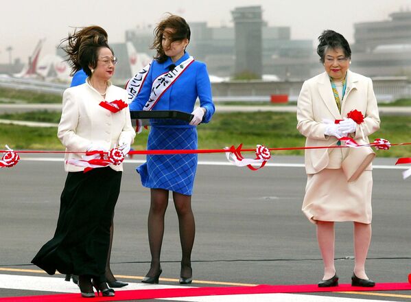 Bộ trưởng Nhật Bản Chikage Ohgi và Thống đốc tỉnh Chiba Akiko Domoto trong lễ khai mạc đường băng thứ hai của sân bay quốc tế Tokyo mới ở thành phố Narita, 2002 - Sputnik Việt Nam