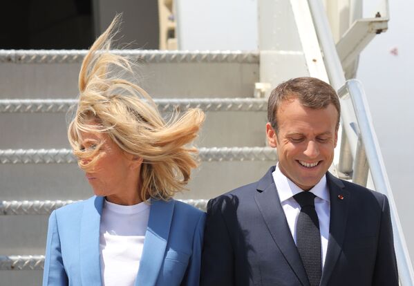 Tổng thống Pháp Emmanuel Macron cùng vợ trong khi đến sân bay Montreal, 2018 - Sputnik Việt Nam