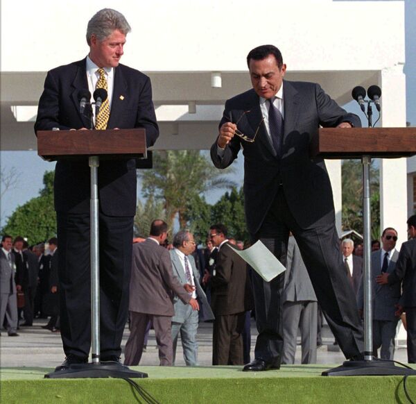 Tổng thống Hoa Kỳ và Ai Cập Bill Clinton và Hosni Mubarak trong khi phát biểu, 1996 - Sputnik Việt Nam