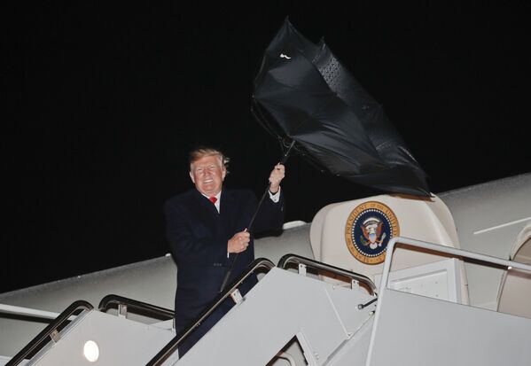 Tổng thống Mỹ Donald Trump cố gắng xử lý chiếc ô trong cơn gió mạnh - Sputnik Việt Nam