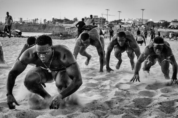 Ảnh «Các võ sĩ Senegal» của nhiếp ảnh gia Tây Ban Nha Ángel López Soto, đoạt giải ở loại hình «Thể thao» trong khuôn khổ cuộc thi Sony World Photography Awards 2020 (Chuyên nghiệp) - Sputnik Việt Nam
