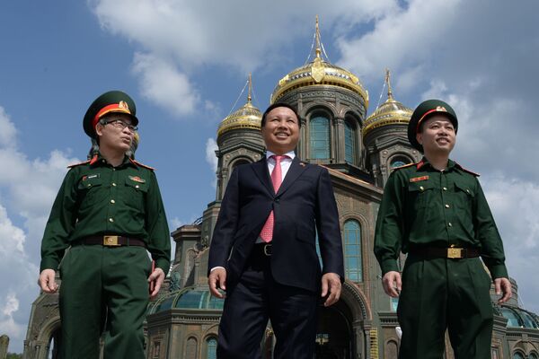 Đại sứ Việt Nam tại Nga Ngô Đức Mạnh trong chuyến thăm Giáo đường chính của Lực lượng Vũ trang Liên bang Nga tại công viên Ái Quốc (Patriot), ngoại ô Moskva - Sputnik Việt Nam