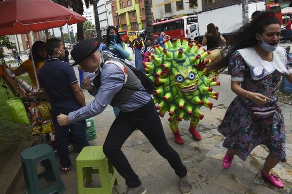Nghệ sĩ biểu diễn trong trang phục «coronavirus» trên quảng trường Botero, Medellin - Sputnik Việt Nam