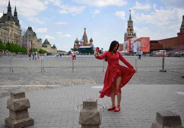 Người phụ nữ chụp ảnh «tự sướng» trên Quảng trường Đỏ ở Matxcơva  - Sputnik Việt Nam