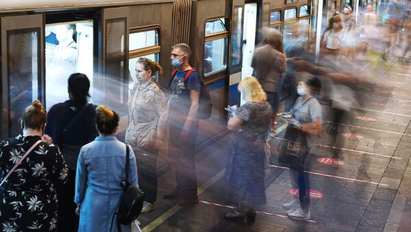 Пассажиры станции метро Арбатская в Москве - Sputnik Việt Nam