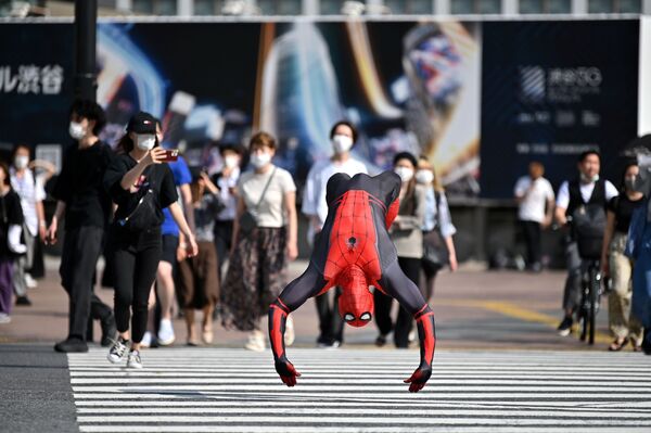 «Người Nhện» nhảy trên phố Tokyo, Nhật Bản  - Sputnik Việt Nam