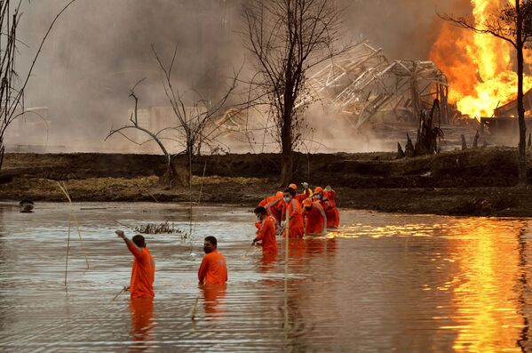 Nhân viên cứu hộ Ấn Độ tham gia xử lý hậu quả vụ nổ giếng dầu ở bang Assam - Sputnik Việt Nam