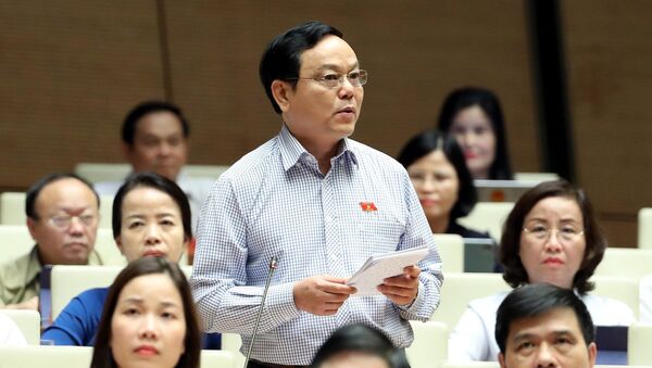 Đại biểu Quốc hội tỉnh Quảng Trị Hoàng Đức Thắng phát biểu ý kiến.  - Sputnik Việt Nam