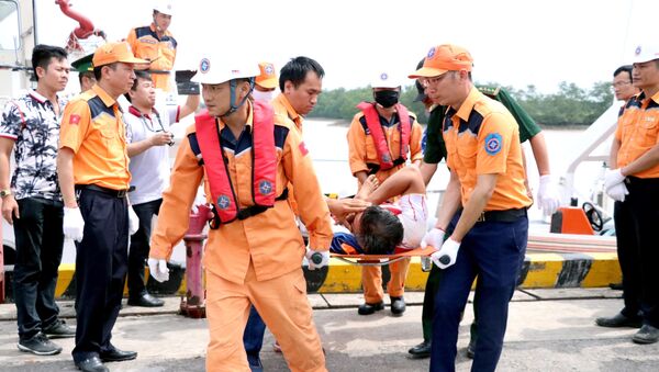 Lực lượng cứu hộ đưa thuyền viên về bờ. - Sputnik Việt Nam