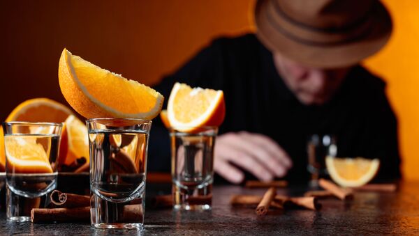 Người đàn ông uống rượu tequila trong một quán bar. - Sputnik Việt Nam