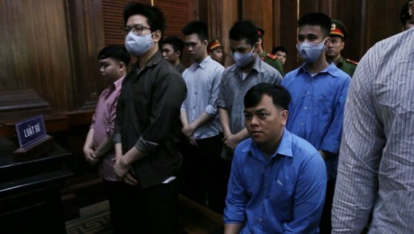 Bị cáo Trần Ngọc Phúc (ngồi) tại phiên tòa.  - Sputnik Việt Nam