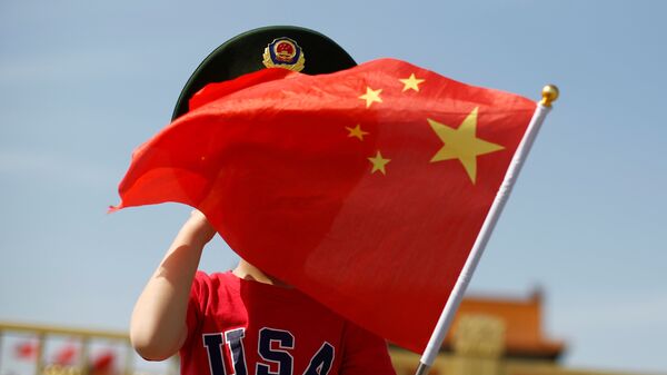 Cậu bé mặc áo phông có cờ của Trung Quốc. - Sputnik Việt Nam