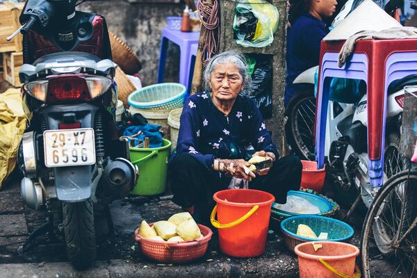 Người phụ nữ làm việc ở chợ Hà Nội - Sputnik Việt Nam