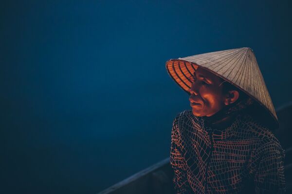 Người phụ nữ dưới ánh sáng những ngọn nến nổi trên sông Thu Bồn, Việt Nam - Sputnik Việt Nam