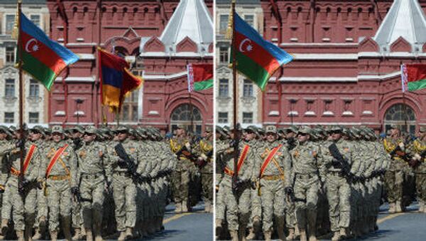 Những người lính của Quân đội Quốc gia Azerbaijan với lá cờ Armenia phía sau và không có nó - Sputnik Việt Nam