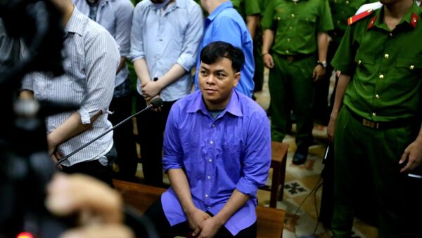 Bị cáo Trần Ngọc Phúc (ngồi) bị tuyên phạt 12 năm tù. - Sputnik Việt Nam