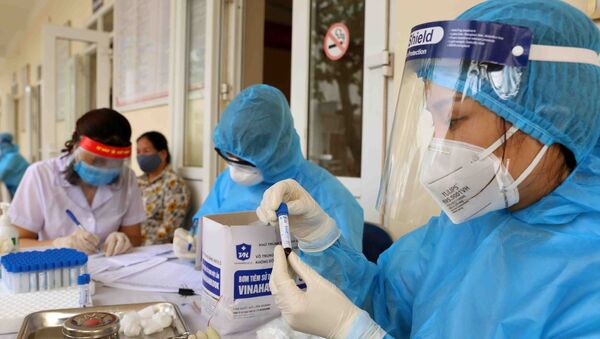 Nhân viên y tế của Trung tâm kiểm soát bệnh tật thành phố (CDC Hà Nội) tiến hành lấy mẫu xét nghiệm COVID-19. - Sputnik Việt Nam
