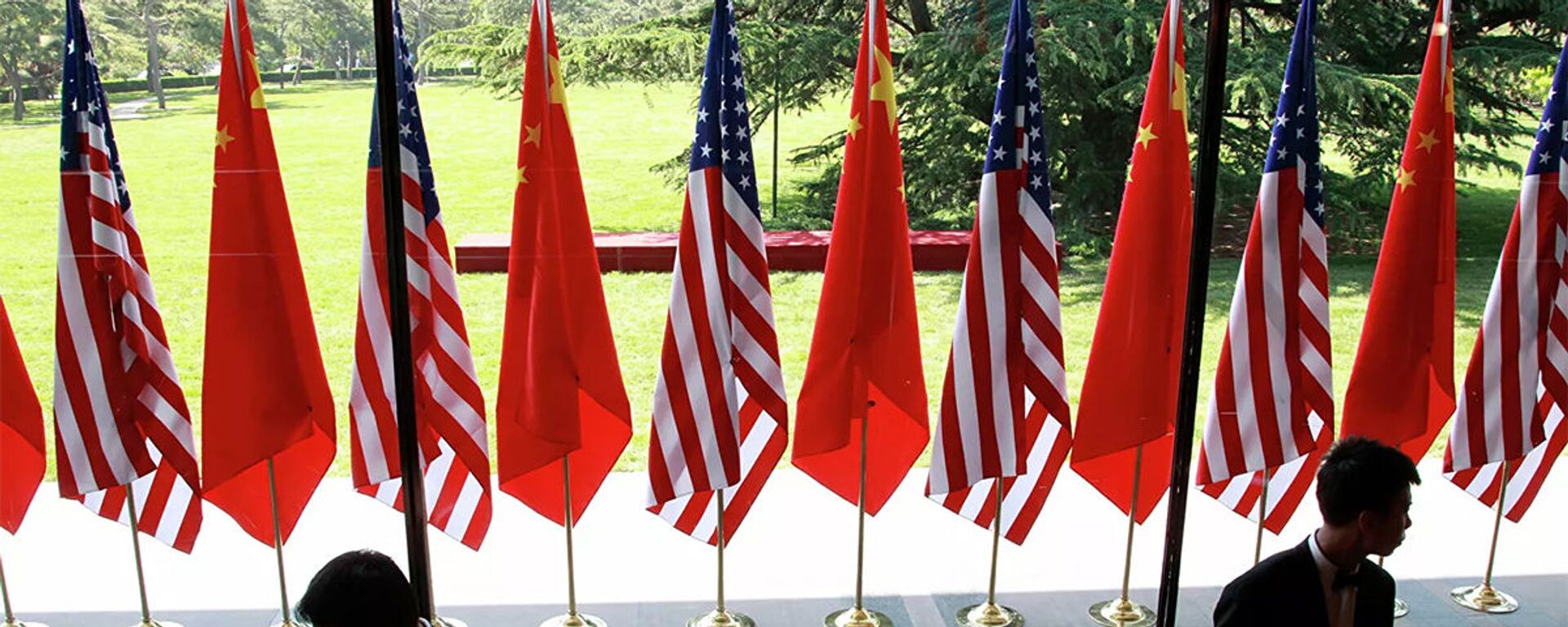 Cờ của Trung Quốc và Hoa Kỳ tại lễ khai mạc Đối thoại chiến lược và kinh tế Mỹ-Trung tại Bắc Kinh - Sputnik Việt Nam, 1920, 03.06.2022