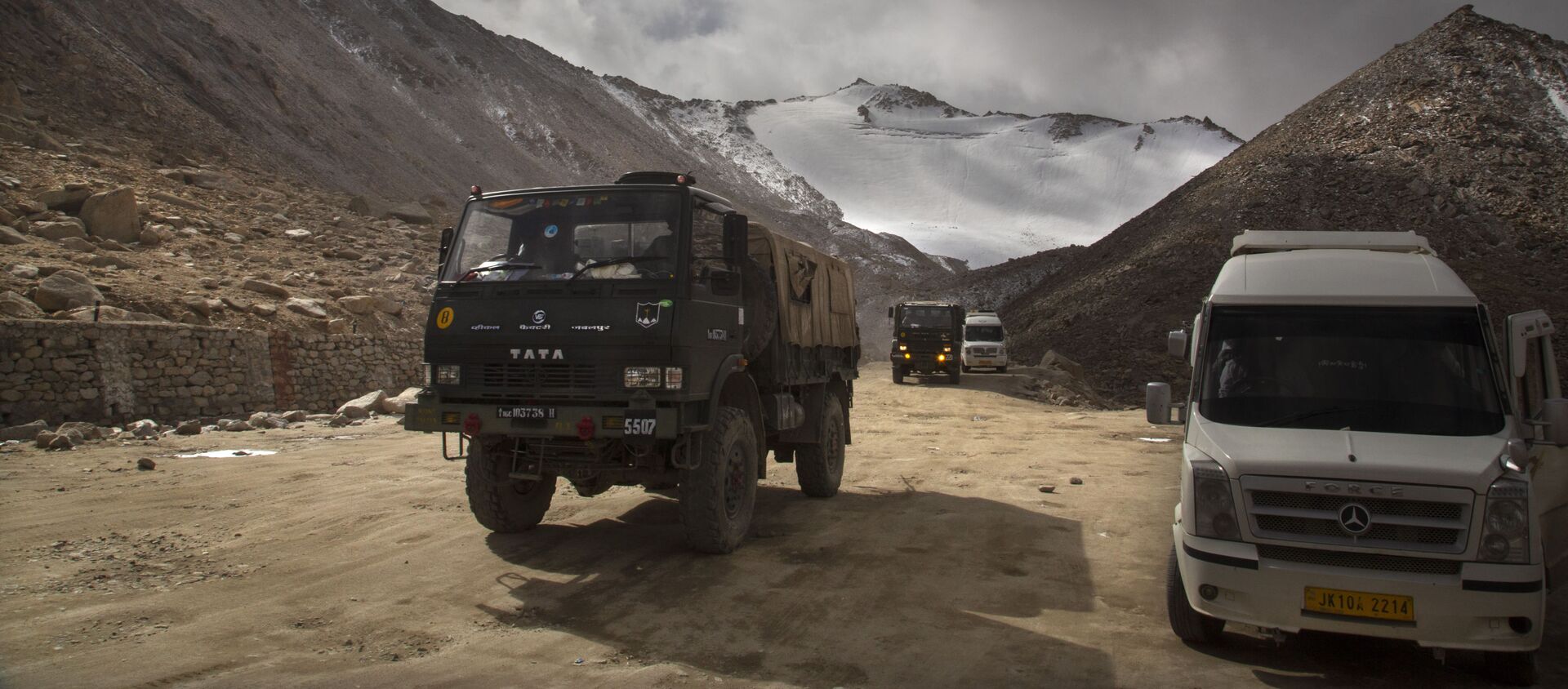 Xe tải của quân đội Ấn Độ ở hồ Pangong tại vùng Ladakh biên giới với Trung Quốc - Sputnik Việt Nam, 1920, 19.06.2020