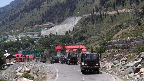 Xe tải của quân đội Ấn Độ di chuyển dọc theo đường cao tốc dẫn đến Ladakh, gần Gagangir ở quận Ganderbal của Kashmir vào ngày 17 tháng 6 năm 2020. - Sputnik Việt Nam