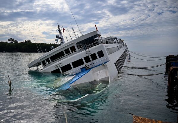 Phà chìm tại cảng Padangbai, đảo Bali - Sputnik Việt Nam