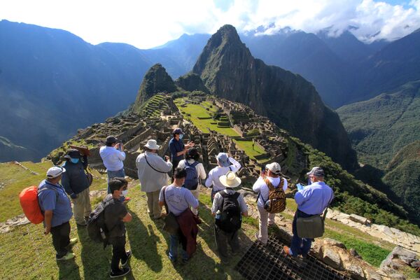 Các chuyên gia do Thống đốc Cuzco Jean Paul Benavente dẫn đầu trong chuyến thăm Machu Picchu - Sputnik Việt Nam