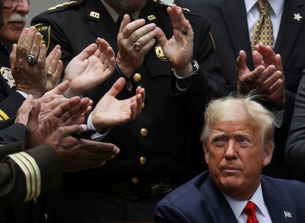 Tổng thống Mỹ Donald Trump sau khi ký lệnh cải cách cảnh sát tại Vườn hồng Nhà Trắng, Mỹ - Sputnik Việt Nam