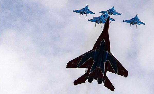 Các đội nhào lộn trên không “Hiệp sĩ Nga” và “Chim én” trên máy bay chiến đấu MiG-29 và Su-30SM diễn tập cho cuộc diễu bình Ngày Chiến thắng - Sputnik Việt Nam