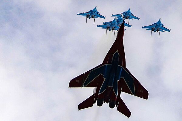 Các đội nhào lộn trên không “Hiệp sĩ Nga” và “Chim én” trên máy bay chiến đấu MiG-29 và Su-30SM diễn tập cho cuộc diễu bình Ngày Chiến thắng - Sputnik Việt Nam