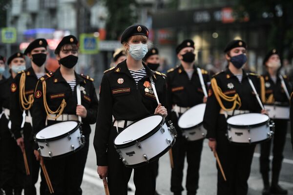 Các tay trống Yunarmia tại buổi diễn tập diễu binh Ngày Chiến thắng ở Simferopol, LB Nga - Sputnik Việt Nam